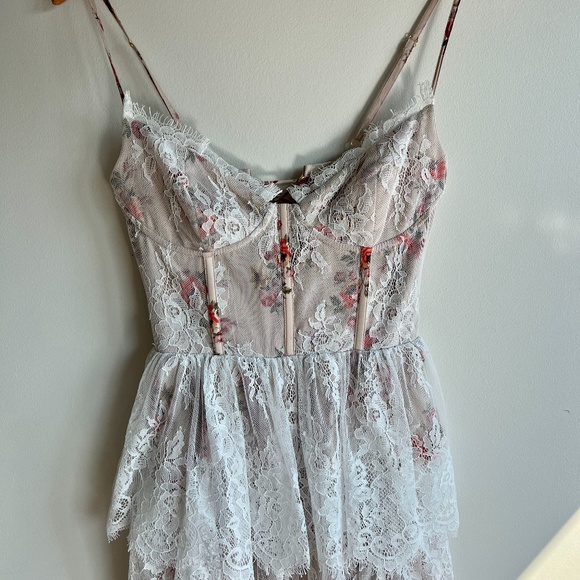 V. Chapman The Mia Dress in Natural Dainty Floral - Picture 6 of 16